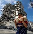 Um jovem palestino carregando pão na Cidade de Gaza  Foto: EPA-EFE/REX/Shutterstock / BBC News Brasil