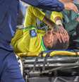 Neymar deixa campo chorando após se machucar durante jogo entre Uruguai e Brasil pelas Eliminatórias da Copa.  Foto: WESLEY SANTOS/Gazeta Press