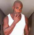 O ator diz que demorou para se reconhecer como um homem bonito   Foto: Reprodução/Instagram/rafaelzulu
