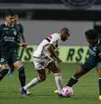 Lucas Moura, bem marcado, não tem sucesso contra o Goiás –  Foto: Rubens Chiri/Saopaulofc.net / Jogada10