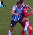 Reinaldo deu cotovelada em Arriagada, tomou bronca e vai pagar multa –  Foto: Reprodução de vídeo Premiere / Jogada10