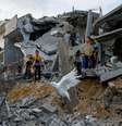 Uma pomba voa sobre os escombros de casas em Khan Younis, no sul da Faixa de Gaza  Foto: Reuters / BBC News Brasil