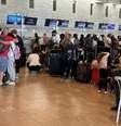 Brasileiros esperam para embarcar no voo de volta para o Brasil, em Tel Aviv; a aeronave pousou nesta madrugada (19), no aeroporto do Galeão, no Rio (Crédito  Foto: @fab_oficial/X / Perfil Brasil