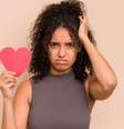 Você já teve ou está com seu coração partido em pedaços? Se sim, confira agora 3 rituais para ajudar a esquecer um amor -  Foto: Shutterstock / João Bidu