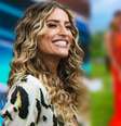 Esse vestido longo laranja usado por Maria Joana no casório de Rafael Zulu é sua inspiração certa para um casamento na praia.  Foto: Reprodução, Instagram/@mariajoana / Purepeople