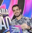 João Silva com cenário de seu programa ao fundo  Foto: agnews