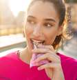 Imagem meramente ilustrativa de uma mulher comendo uma barrinha de cereal  Foto: Ridofranz / iStock