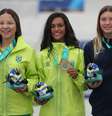 A brasileira Rayssa Leal, medalhista de ouro, posa no pódio com a brasileira Pamela Rosa, medalhista de prata, e a norte-americana Paige Heyn, medalhista de bronze, durante o street feminino  Foto: REUTERS/Ivan Alvarado