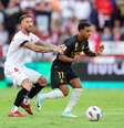 Rodrigo recebe a marcação de Sérgio Ramos (ex-Real Madrid) –  Foto:   Fran Santiago/Getty Images / Jogada10