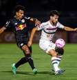 Martinelli tenta impedir o avanço do Bragantino –  Foto: Marcelo Gonçalves / FLUMINENSE FC / Jogada10