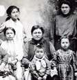 Mulheres e crianças da nação indígena Osage em foto dos anos 1920, quando a tribo era um dos povos mais ricos do mundo  Foto: Oklahoma Historical Society / BBC News Brasil