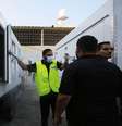 Policial usa caminhão de sorvete para colocar corpos no Hospital dos Mártires de Al Aqsa, na Faixa de Gaza  Foto: Getty Images / BBC News Brasil
