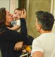 Claudia Raia é recepcionada pelo marido e filho caçula em aeroporto.  Foto: AGNews / Purepeople
