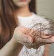 A queda de cabelo no pós-parto é algo normal -  Foto: Shutterstock / Alto Astral