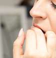 Roer as unhas também pode provocar doenças -  Foto: Shutterstock / Alto Astral