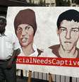 Parentes de Avera Mengistu e Hisham Al Sayed, reféns do Hamas, fazem campanha pela libertação deles em 2018  Foto: AFP / BBC News Brasil