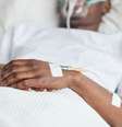Imagem meramente ilustrativa de um homem numa cama de hospital  Foto: Seventy Four / iStock