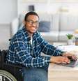 A inclusão de pessoas com deficiência também deve acontecer no ambiente de trabalho  Foto: Prostock-studio | Shutterstock / Portal EdiCase