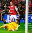 Vini Jr (ao fundo) vibra logo após dar o passe para Rodrygo finalizar e fazer o primeiro gol do Real sobre o Braga –  Foto: Miguel Riopa/ AFP via Getty Images / Jogada10