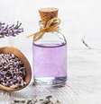 O óleo essencial de lavanda possui muitos benefícios –  Foto: Shutterstock / Alto Astral