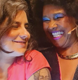 Esposa de Sandra de Sá eterniza rosto da cantora no braço  Foto: Reprodução/Instagram/sandradesa_oficial