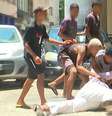 Idoso é jogado no chão e assaltado por grupo de criminosos no Rio  Foto: Reprodução/TV Globo