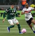 O jogador Joaquín Piquerez, da SE Palmeiras, disputa bola com Lucas Moura do São Paulo FC, durante partida válida pela vigésima nona rodada, do Campeonato Brasileiro, Série A, na arena Allianz Parque.   Foto: Cesar Greco/Palmeiras / Esporte News Mundo