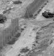 Imagem de vídeo publicado por militares israelenses mostrando tanques rompendo cerca em Gaza durante o ataque  Foto: IDF / BBC News Brasil