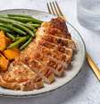 Frango assado com batata-doce laranja e salada de vagem  Foto: Elena Shashkina | Shutterstock / Portal EdiCase