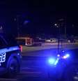 Policiais fecham a estrada enquanto patrulham a rua durante a inspeção após vários tiroteios de um homem armado no Maine, Estados Unidos  Foto: REUTERS