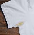 O antitranspirante e o suor podem causar manchas amareladas nas roupas - Shutterstock  Foto: Alto Astral