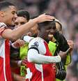 Nketiah é celebrado ao fazer o seu terceiro gol no jogo contra o Sheffield   –  Foto: Glyn Kirk / AFP via Getty Images / Jogada10