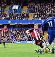 Madueke (de azul) divide a bola com Collins, do Brentford. O Chelsea nao fura o bloqueio do rival e perde mais uma –  Foto: Justin Tallis/AFP via Getty Images / Jogada10