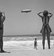 Banhistas cariocas assistem ao voo de um dirigível na Praia de Copacabana  Foto: Arquivo Nacional / BBC News Brasil