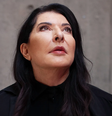 Marina Abramović tem seu trabalho exposto em retrospectiva na Royal Academy de Londres.  Foto: Javier Hirschfeld / BBC News Brasil