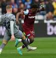  Branthwaite, do Everton (de cinza) divide a bola com Kudas, do West Ham –  Foto: Adrian DENNIS / AFP via Getty Images / Jogada10