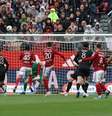  Zaire-Emery (o camisa 33) finaliza para marcar o primeiro gol do PSG no jogo com o Brest  –  Foto: Fred Tanneau/AFP via Getty Images / Jogada10