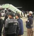 Invasores no pátio de aeronaves do aeroporto de Makhatchkala. Turba apareceu após convocações em redes sociais  Foto: DW / Deutsche Welle
