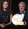 Presidente do Barcelona, Joan Laporta, recebeu o prêmio junto com Guijarro –  Foto: Franck Fife/AFP via Getty Images / Jogada10