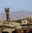 Soldado instala uma bandeira israelense em tanque durante exercício militar perto da fronteira com o Líbano, no norte de Israel
26/10/2023
REUTERS/Lisi Niesner  Foto: Reuters