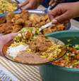 Comida tradicional brasileira sendo servida em um restaurante popular  Foto: Fred_Pinheiro / iStock