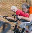 Veja os benefícios da bike indoor para idosos  Foto: Freepik/Divulgação / Boa Forma
