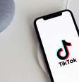 O TikTok considera expandir sua presença no comércio eletrônico, permitindo a venda de produtos em vídeos  Foto: Poder360