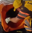 Homem fica preso em cone de trânsito e é resgatado por agentes da CET em SP  Foto: Reprodução/Redes Sociais