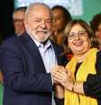 Lula e a ministra da Mulher, Cida Gonçalves, estarão juntos na assinatura de PL que institui pensão especial aos órfãos em razão de feminicídio  Foto:  Marcelo Camargo/Agência Brasil
