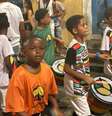Gerações de crianças e jovens passam pela Escola Olodum, se descobrem, crescem e voltam para colaborar com o projeto  Foto: Claudia Correia/ANF