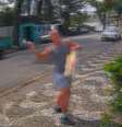 Homem foi flagrado jogando pedras em condomínio de Márcio França  Foto: Reprodução