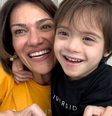 Foi por meio da leveza e amorosidade que Raquel, mãe de Marcello, encontrou uma forma de lutar pela inclusão  Foto: Reprodução/Instagram/@marcelloomeninim