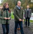 Kate Middleton aposta em look combinando com Príncipe William e surpreende com habilidade em bicicleta.  Foto: Getty Images / Purepeople