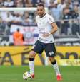 Mano procura melhor posicionamento pare Renato Augusto –  Foto: Rodrigo Coca/Agência Corinthians / Jogada10